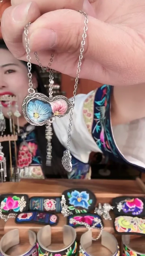 非遗手工刺绣饰品28