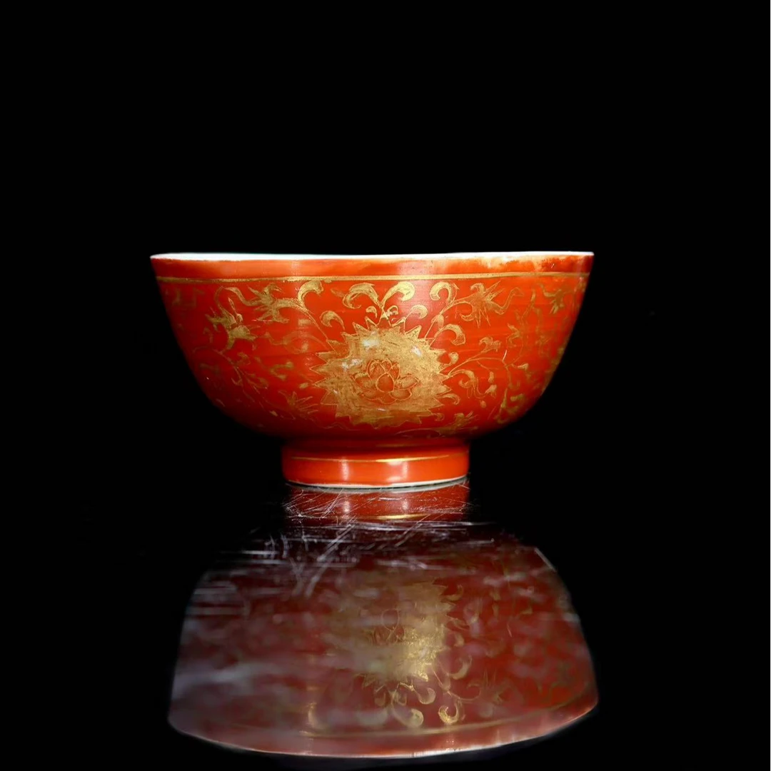 25: 明晚期青花枣皮红釉描金花卉纹碗