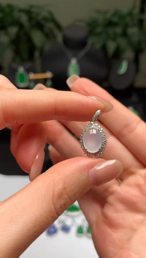 颈饰18K金镶嵌翡翠冰蛋