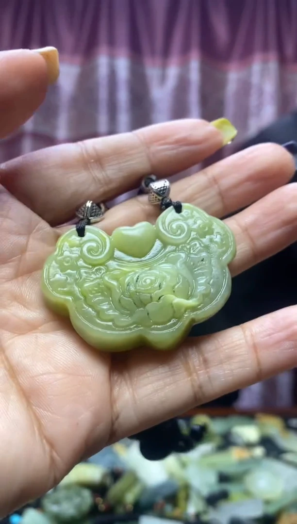 未镶嵌岫玉吊坠