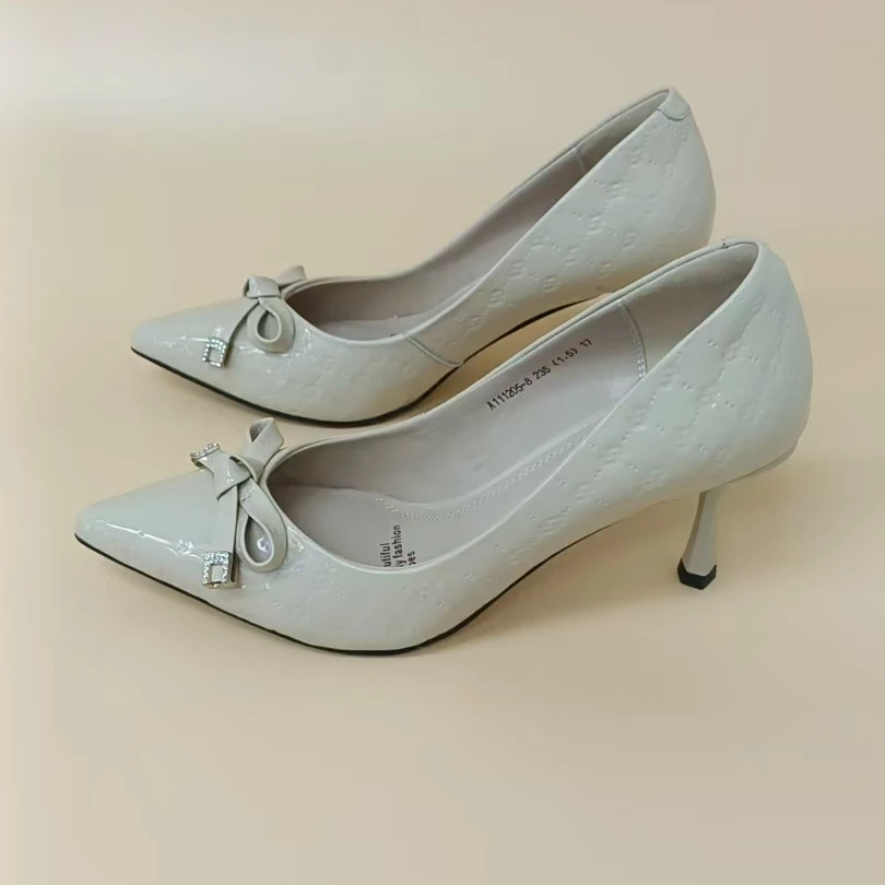 19 米色细跟小单鞋。气质款