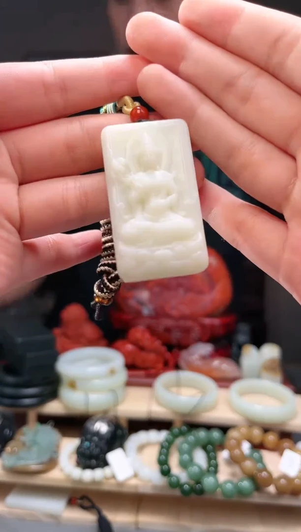 颈饰未镶嵌和田玉吊坠微瑕