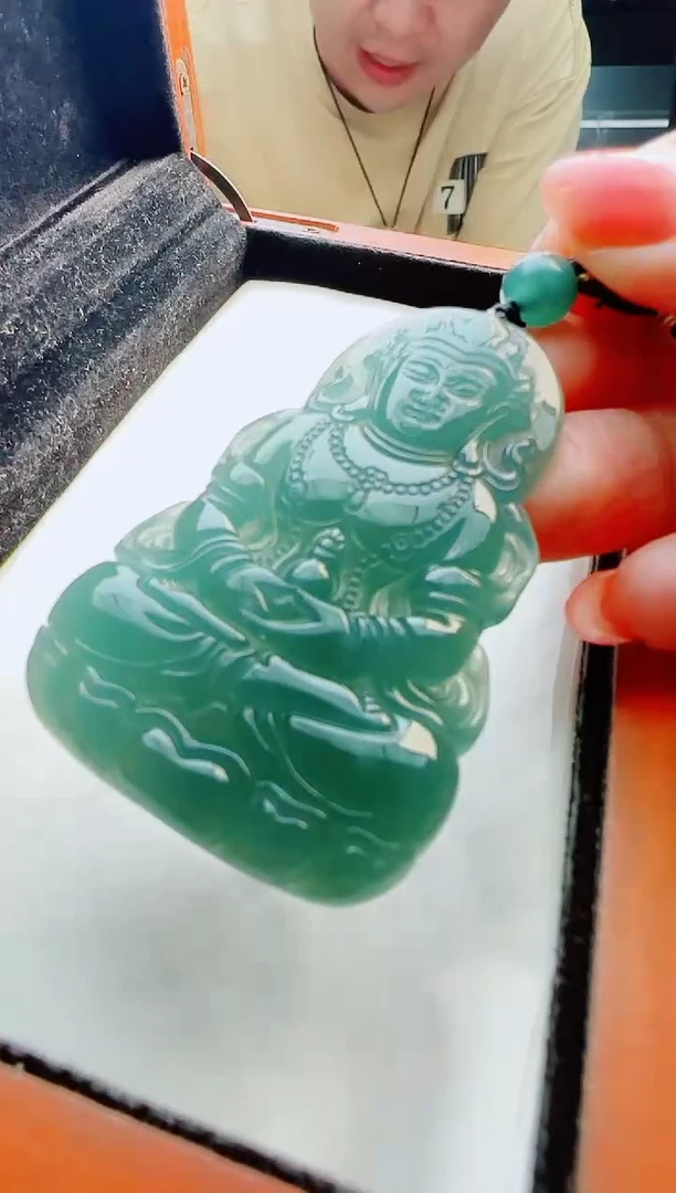 翡翠未镶嵌颈饰多样性发货其中一件
