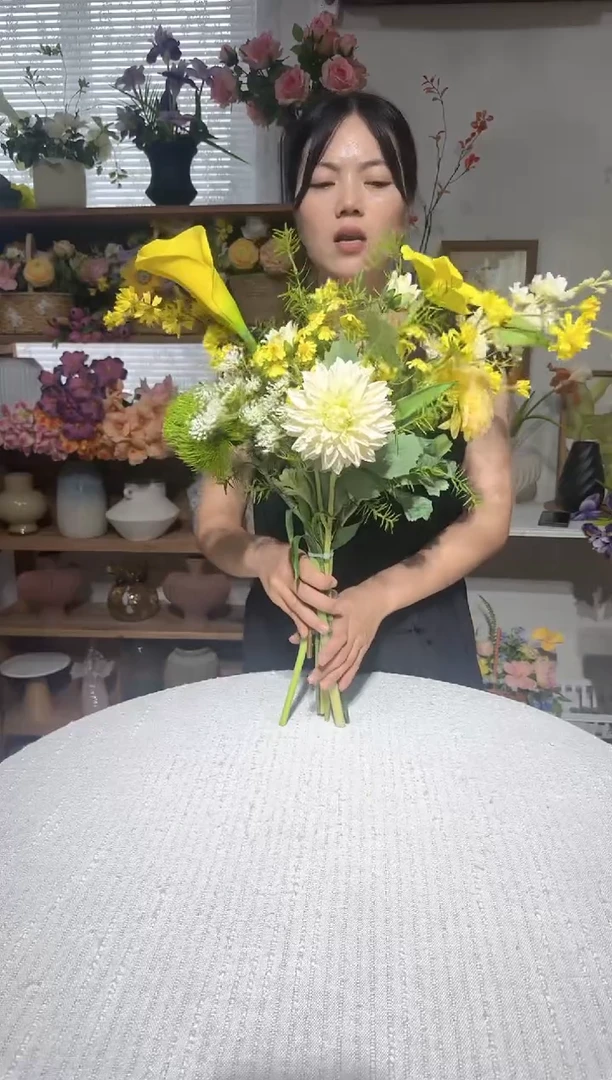 28  黄白色系手感大丽花郁金香马蹄莲混搭花束，清仓尾货福利