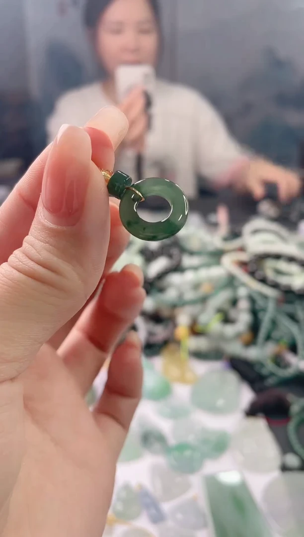 翡翠未镶嵌吊坠(赠链)甜甜圈