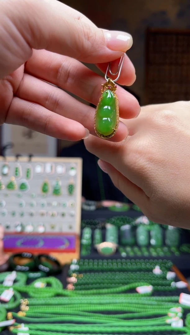 颈饰18K金镶嵌和田玉（碧玉）精品苹果绿小福豆吊坠