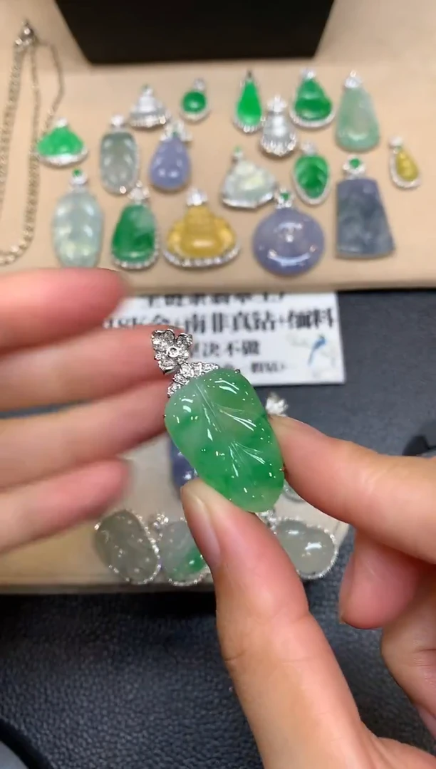 颈饰18K金镶嵌翡翠树叶【无服务费