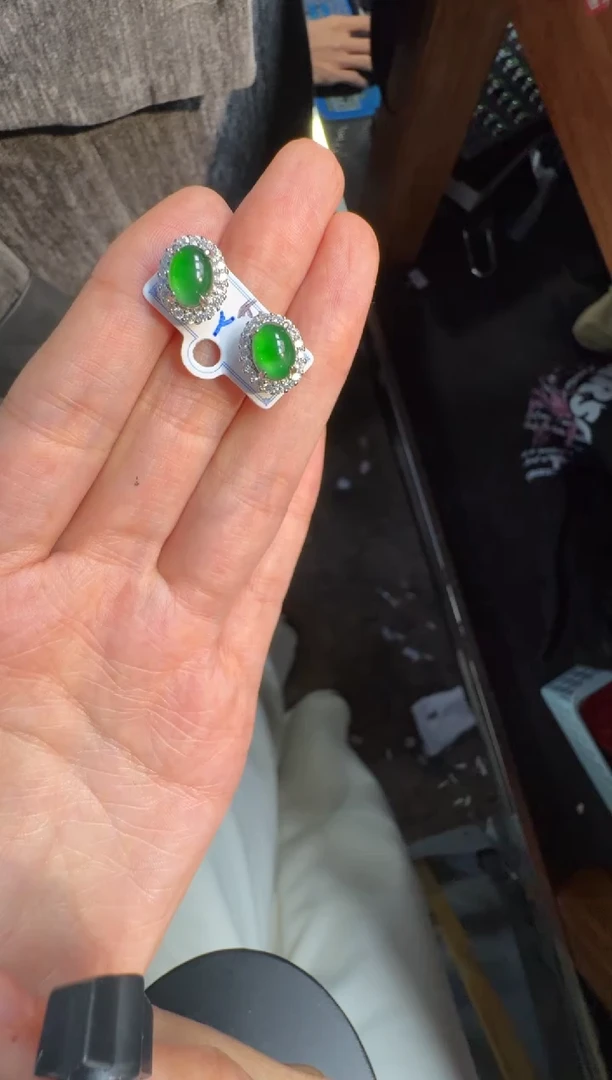 未镶嵌定制翡翠翡翠A货有轻微色差属于正常现象，耳钉多样性发货1