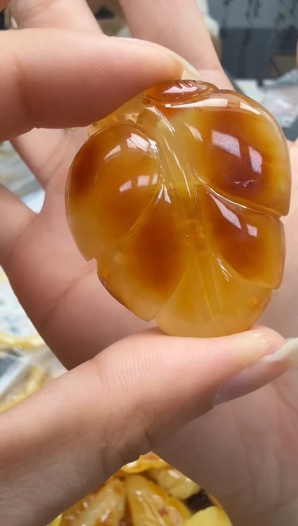 未镶嵌琥珀裸石如图