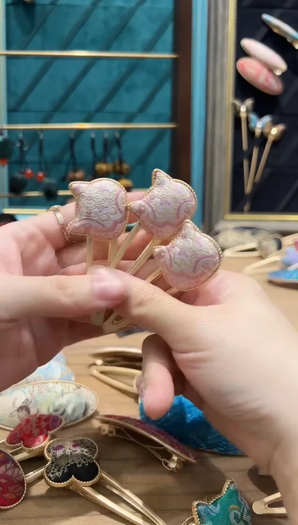 【闪购商品】【一物一拍专车】粉色定胜猫咪头发夹一个