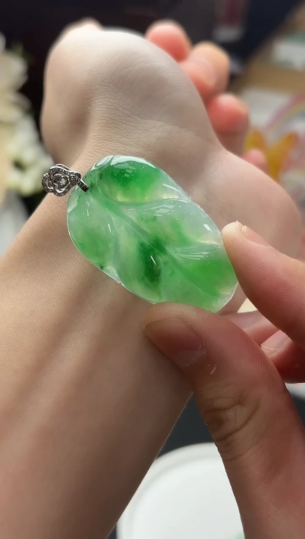 18K金镶嵌挂件翡翠叶子