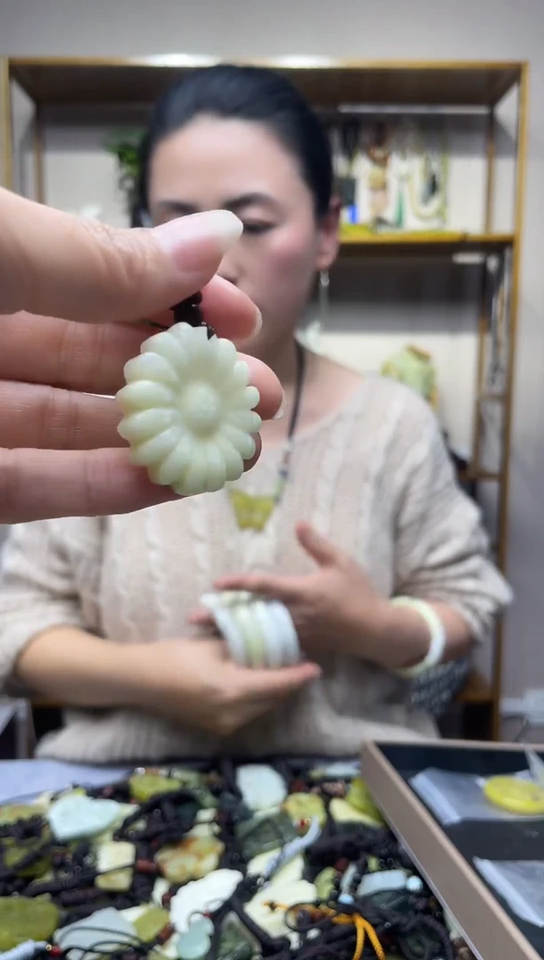 未镶嵌岫玉吊坠`