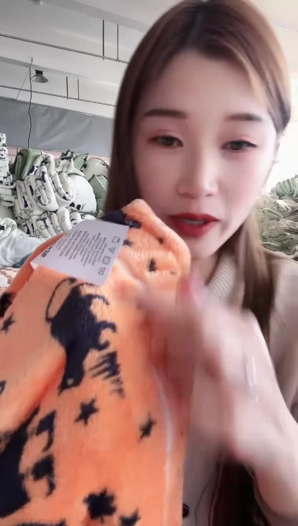 牛奶绒主播手上展示的产品  瑕疵