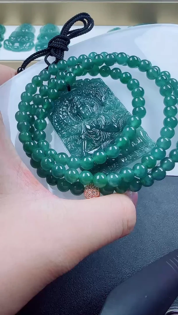 翡翠未镶嵌颈饰御龙观音