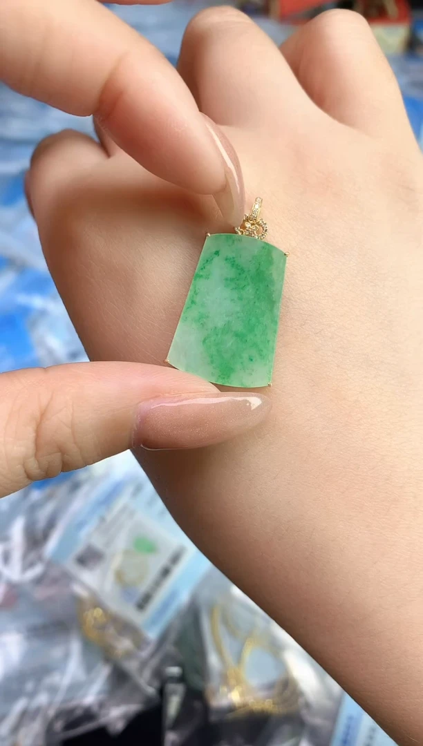 颈饰18K金镶嵌翡翠2025111701