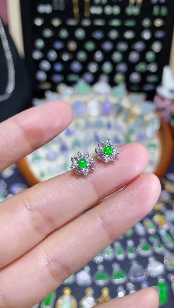 颈饰18K金镶嵌翡翠大钻镶嵌玻璃种绿蛋耳钉