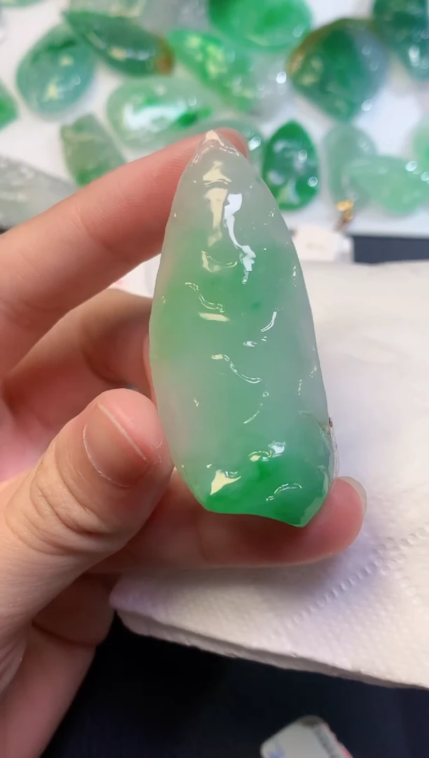 颈饰未镶嵌翡翠