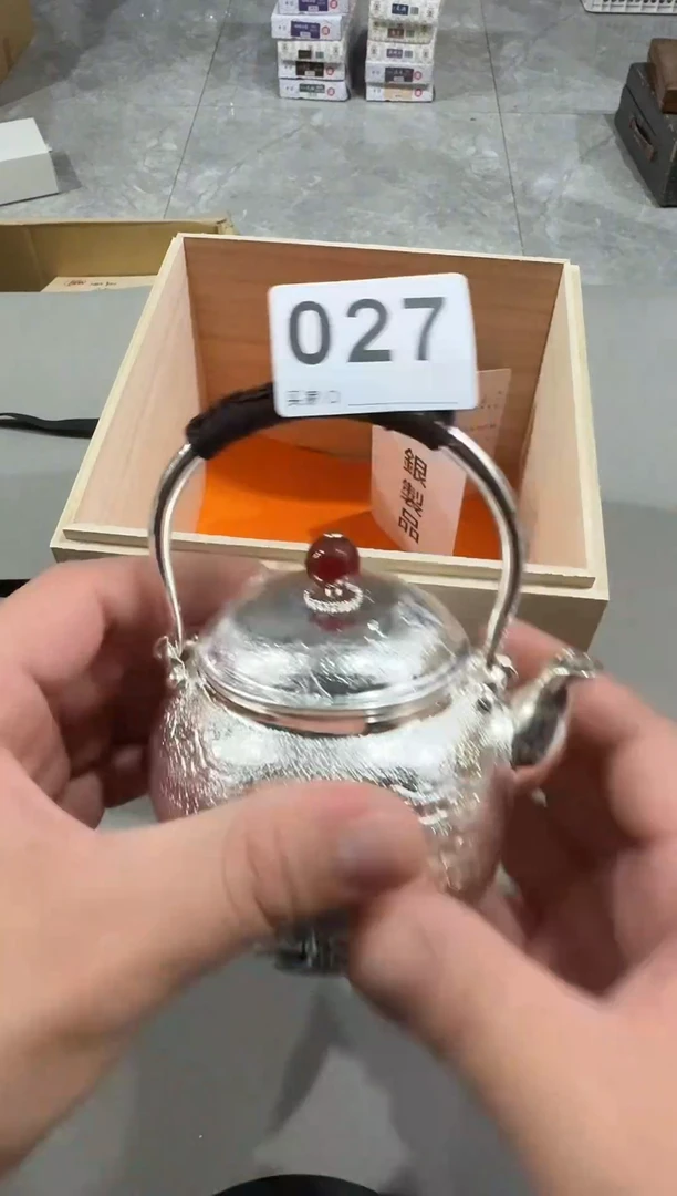 瓷器精美小壶 银