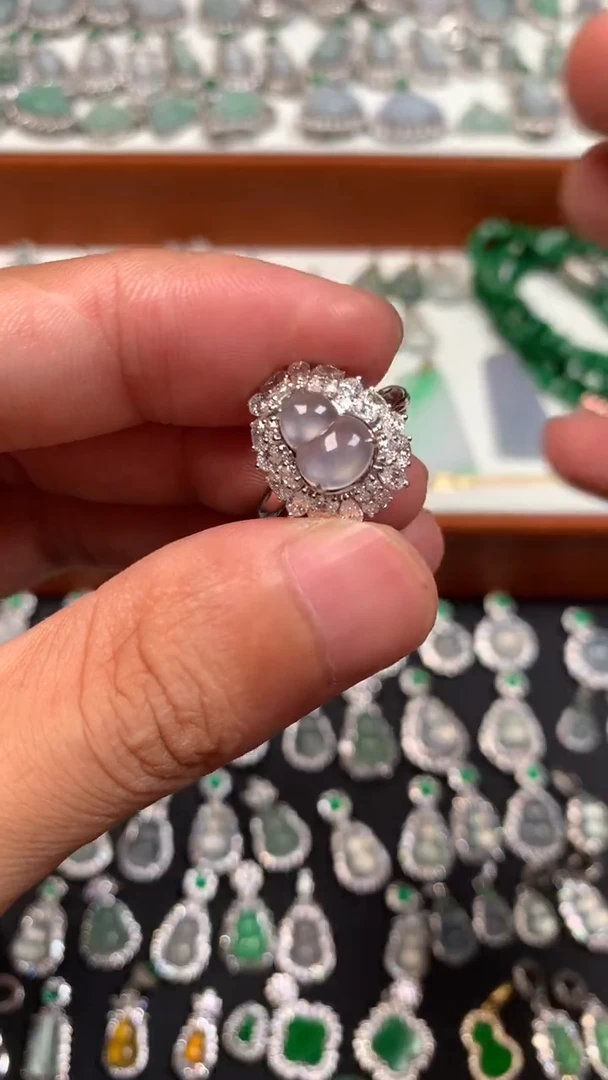 18K金镶嵌戒指翡翠葫芦戒指