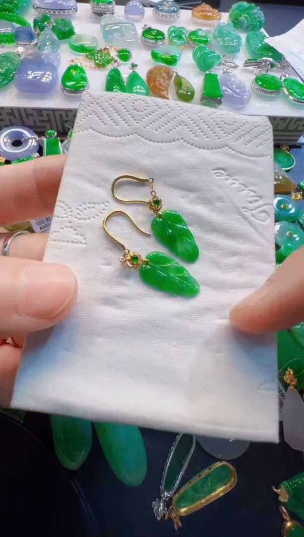 翡翠18K金镶嵌耳饰1680元