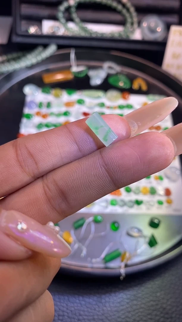 翡翠挂件未镶嵌柱子