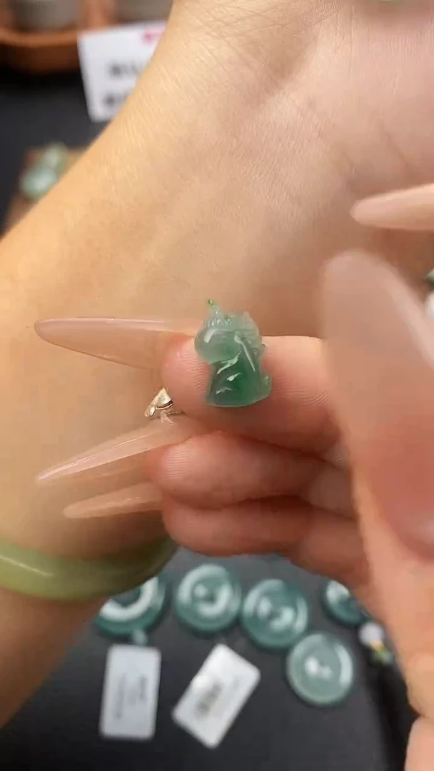 颈饰未镶嵌翡翠独角兽
