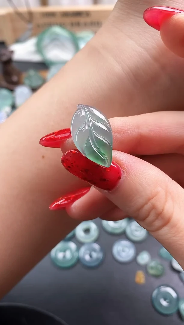 颈饰未镶嵌翡翠叶子