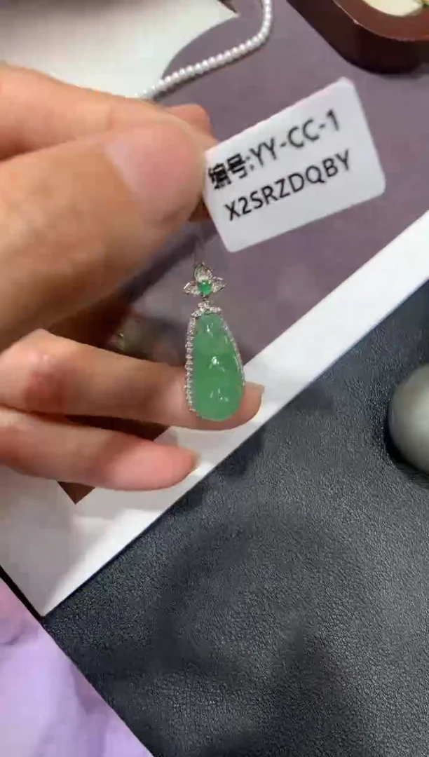 翡翠18K金镶嵌颈饰福豆