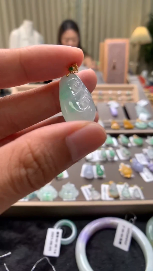 翡翠18K金镶嵌颈饰如意