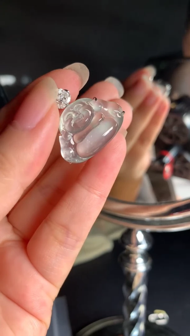 颈饰18K金镶嵌翡翠雪花棉佛公