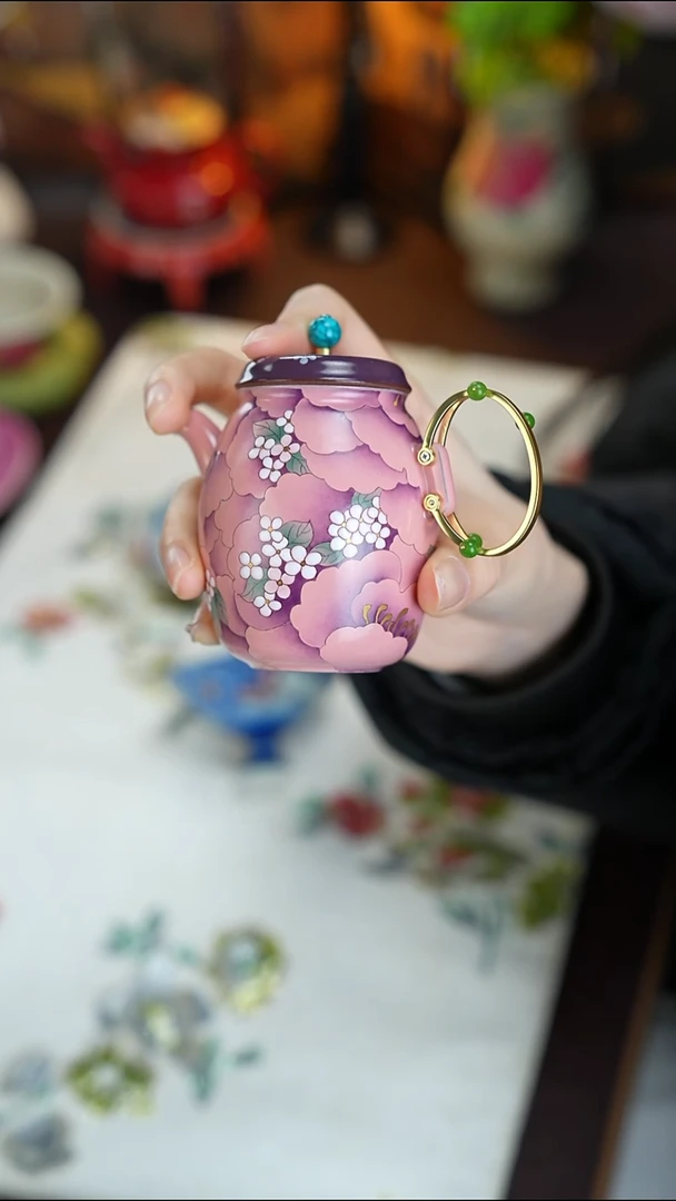 景德镇手工手绘三秋月粉彩紫砂壶
