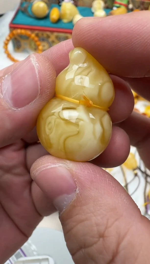 琥珀未镶嵌珠宝奇石8.5克浓白蜡妖花葫芦吊坠HZ079