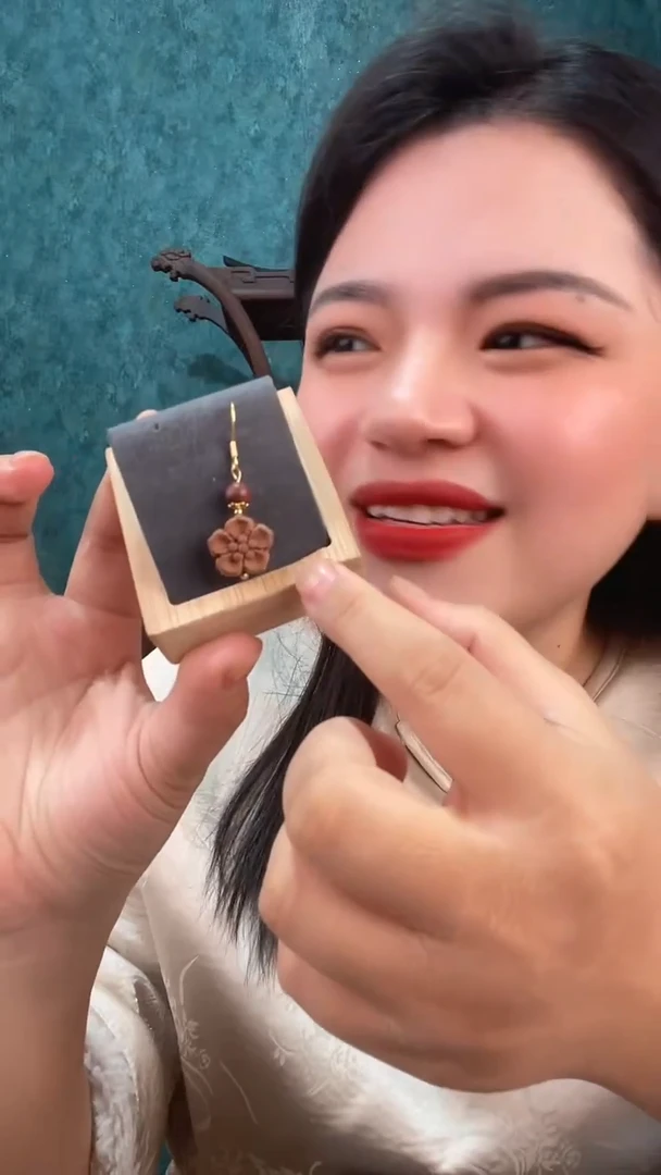 泥塑安宫牛黄香方小花耳坠一对