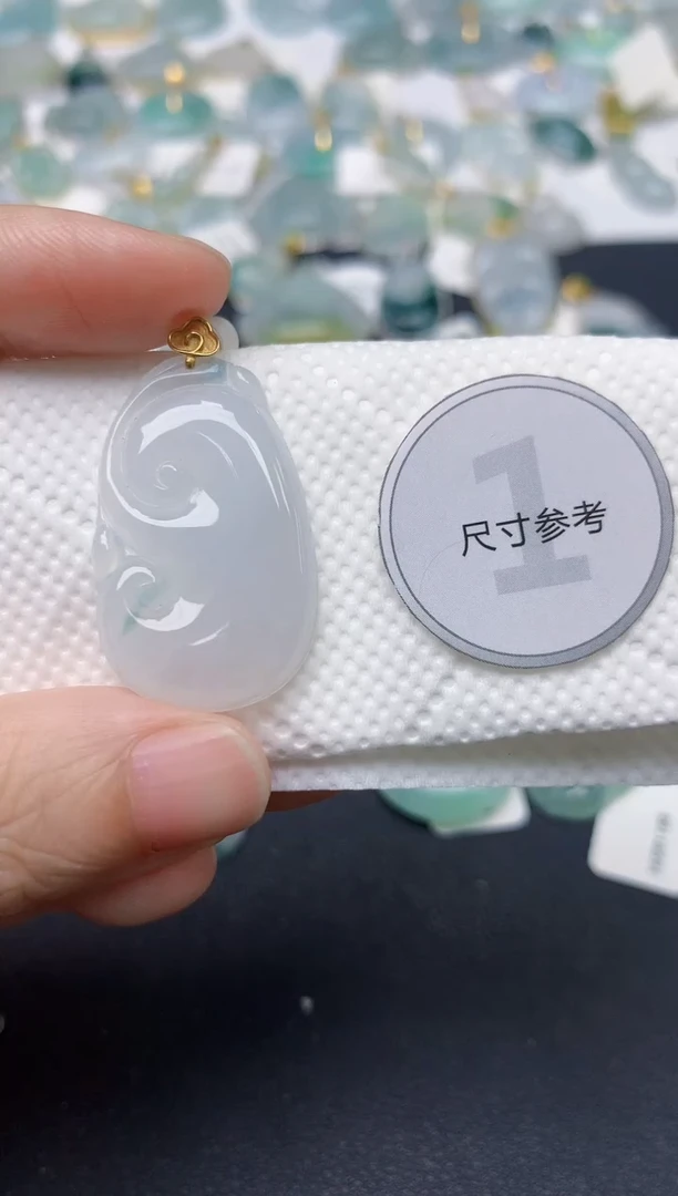 颈饰18K金镶嵌翡翠娇*?天然缅甸A货翡翠