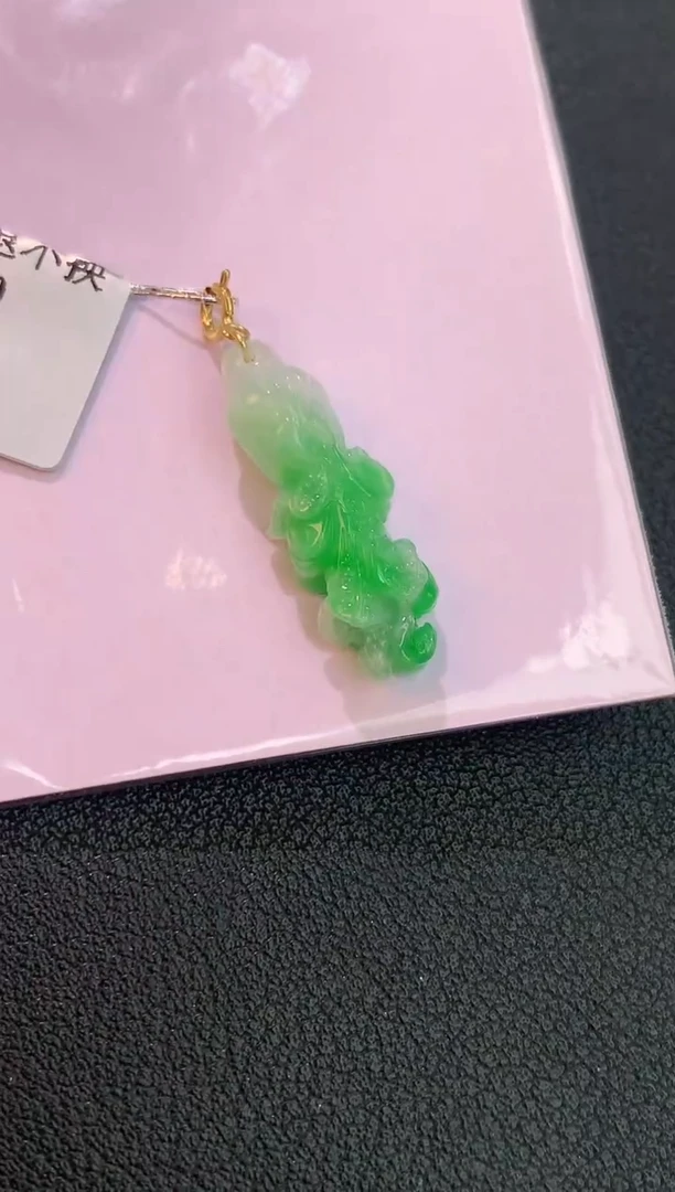 颈饰18K金镶嵌翡翠赠礼盒 丁丁