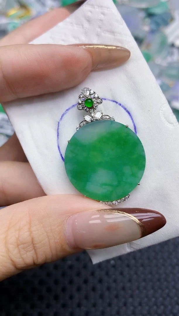 颈饰18K金镶嵌翡翠114   天然翡翠A货  百元以上9米证书费自理