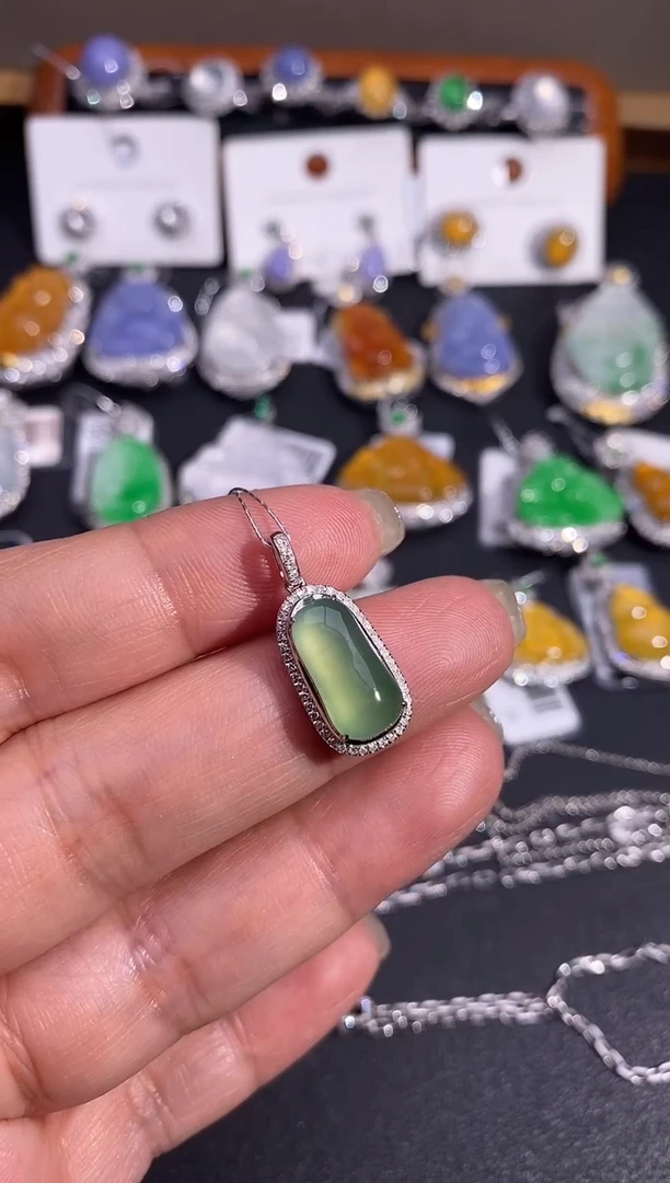 【闪购商品】翡翠吊坠(不含链)18K金镶嵌吊坠