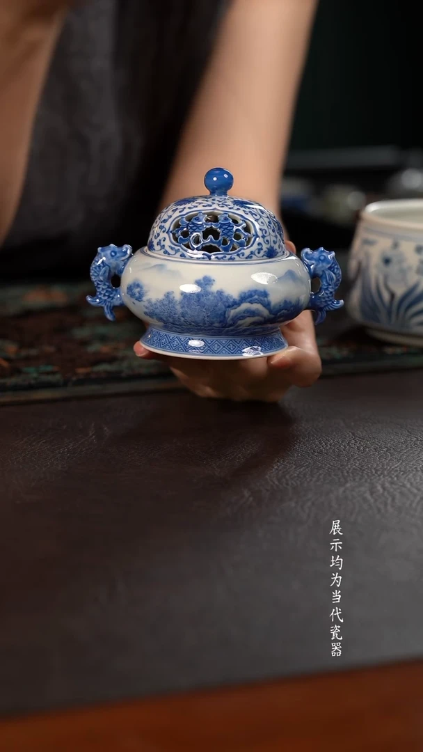 聚澜堂雕刻缠枝莲山水福鱼香炉