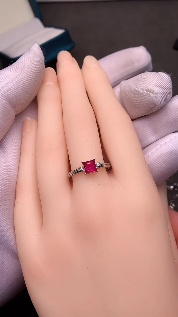 【闪购商品】红宝石戒指银S925镶嵌........