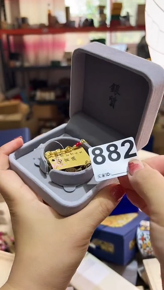 瓷片财****女882