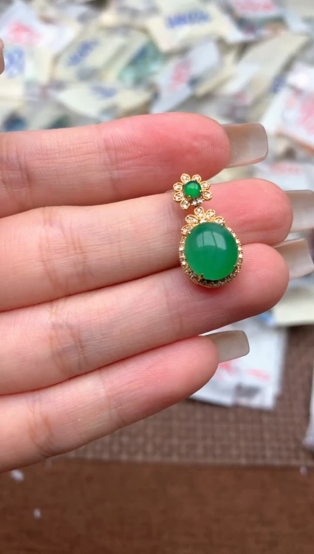 18K金镶嵌挂件翡翠一