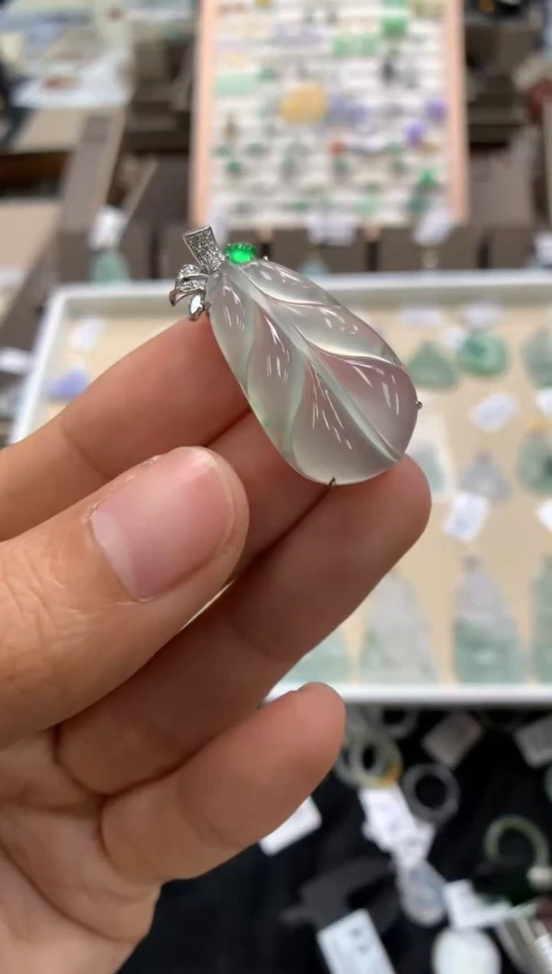 颈饰18K金镶嵌翡翠叶子