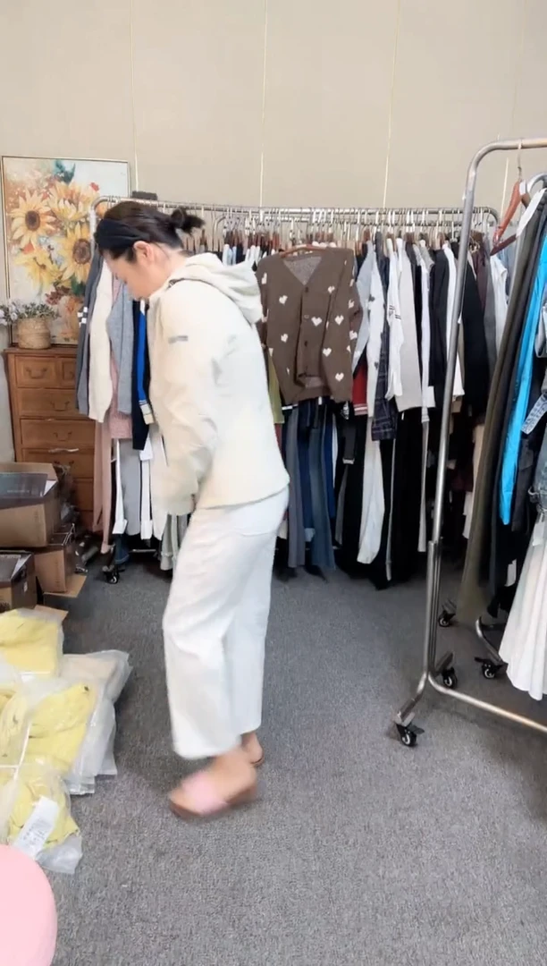 主播身上米白衣服