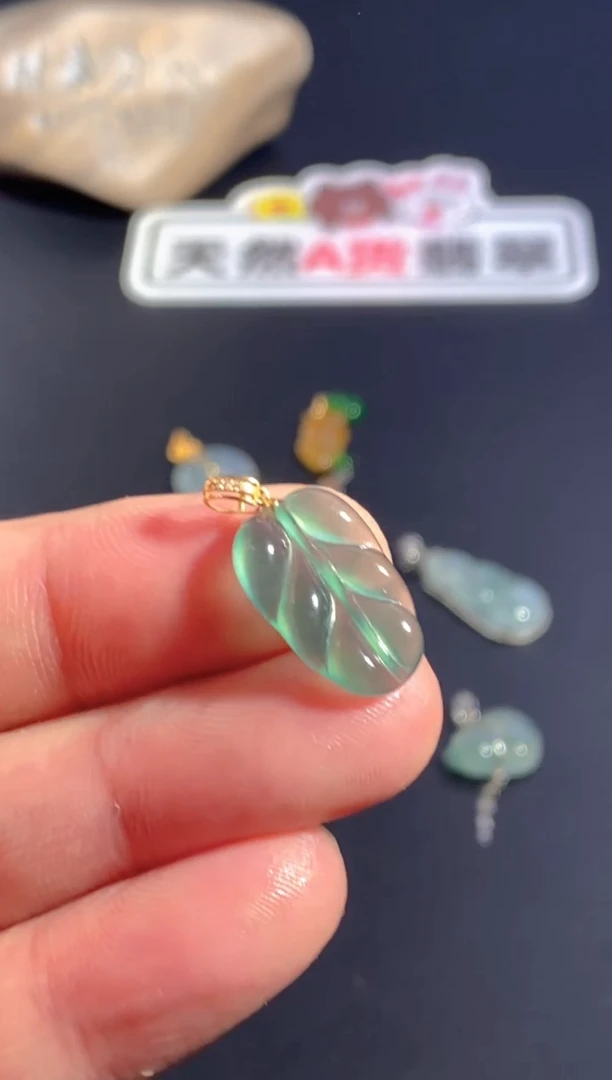 颈饰18K金镶嵌翡翠
