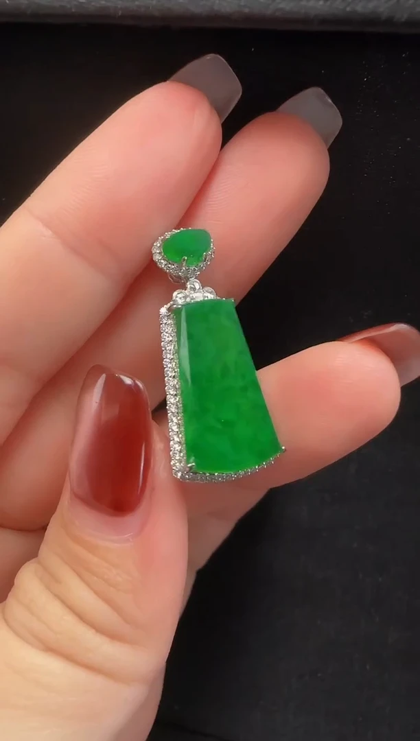 颈饰18K金镶嵌翡翠002无事牌一个