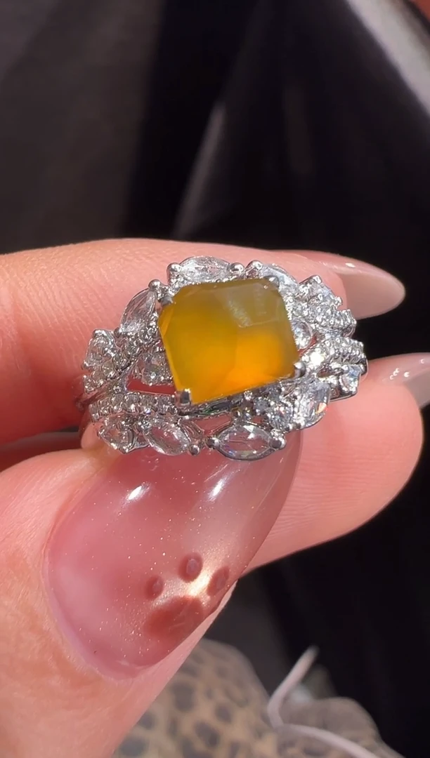 18K金镶嵌戒指翡翠戒指