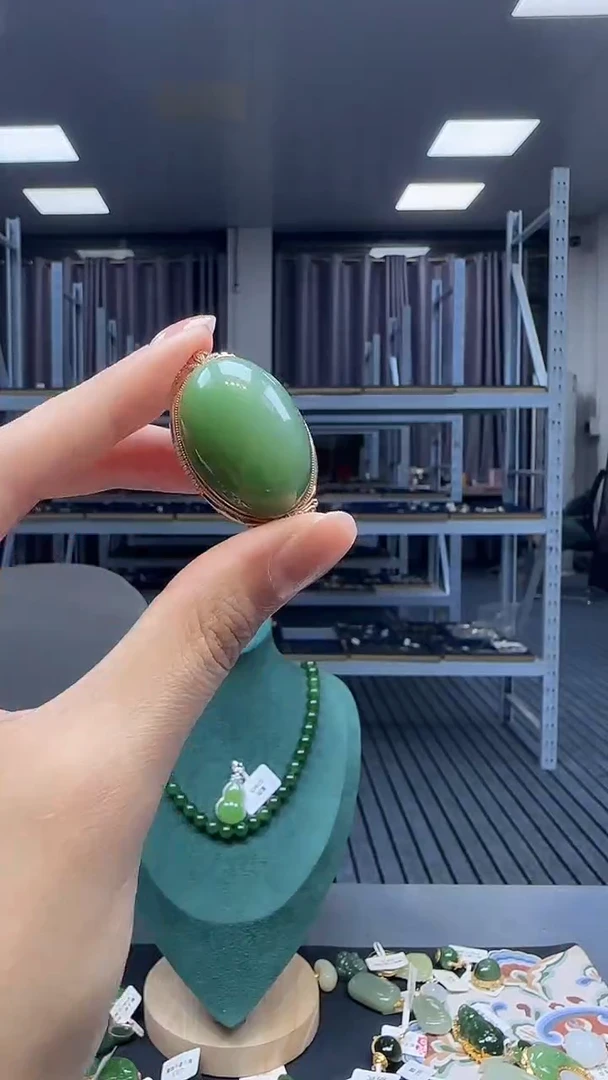18K金镶嵌和田玉挂件1