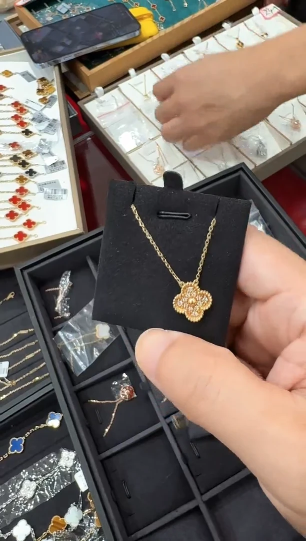 套链18K金镶嵌钻石满钻k黄四叶草套链BG