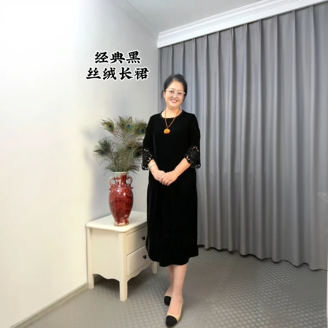 孟姐专属妈妈秋冬圆领刺绣洋气连衣裙丝绒宽松大码遮肉过膝打底裙