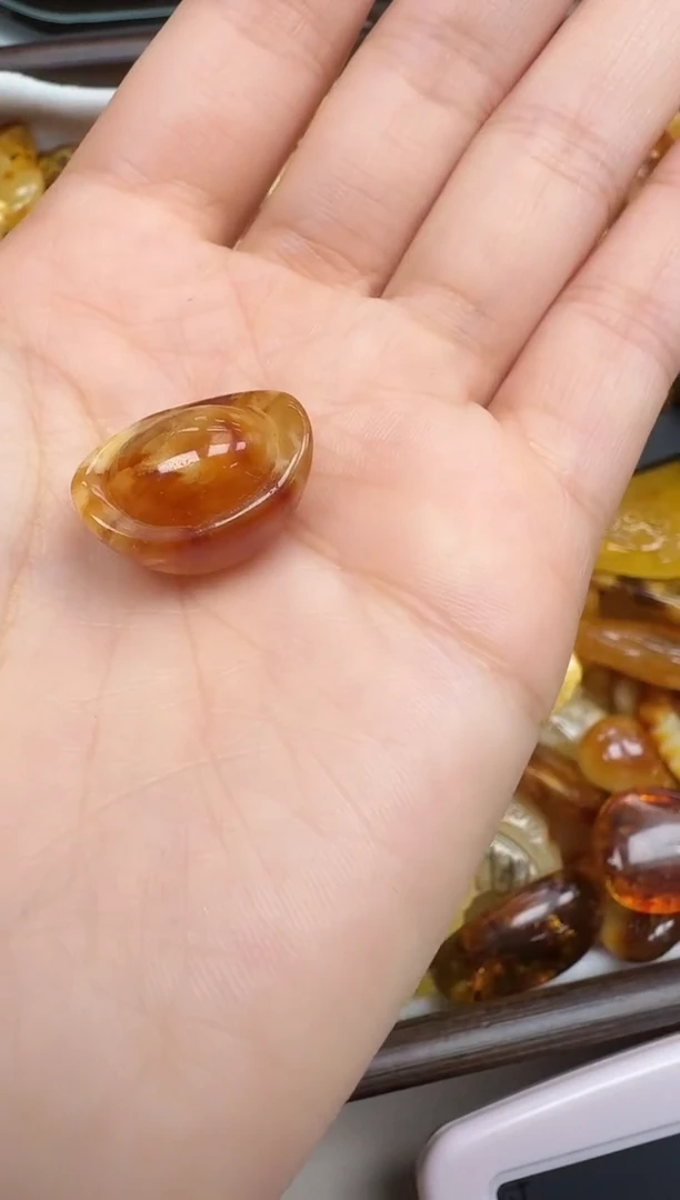 未镶嵌琥珀裸石如图